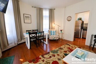 1874 Beacon St, Unit 5 in Brookline, MA - Foto de edificio - Building Photo