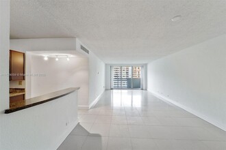 1500 Bay Rd, Unit S-1246 in Miami Beach, FL - Building Photo - Building Photo