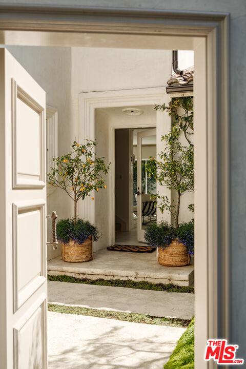 8706 Sunset Plaza Pl in Los Angeles, CA - Building Photo - Building Photo