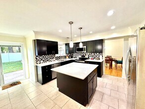 3917 Larchwood Dr in Virginia Beach, VA - Building Photo - Building Photo