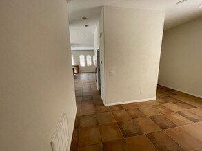 375 Hollins Hall St in Las Vegas, NV - Foto de edificio - Building Photo