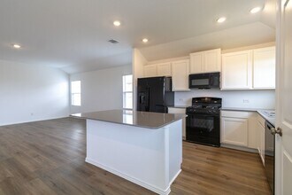 157 Seminole Dr in San Marcos, TX - Foto de edificio - Building Photo