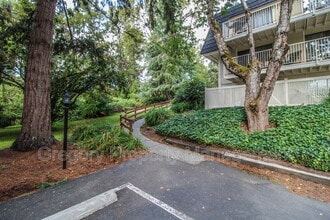 9900 NE 124th St in Kirkland, WA - Building Photo - Building Photo