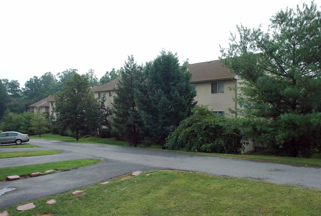 Trout Run Apartments in Allentown, PA - Foto de edificio - Building Photo