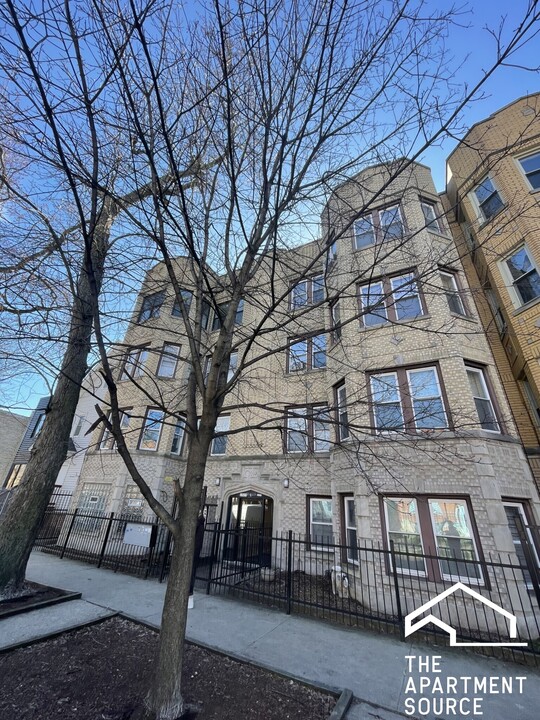 3529 W Shakespeare Ave, Unit 2W in Chicago, IL - Building Photo