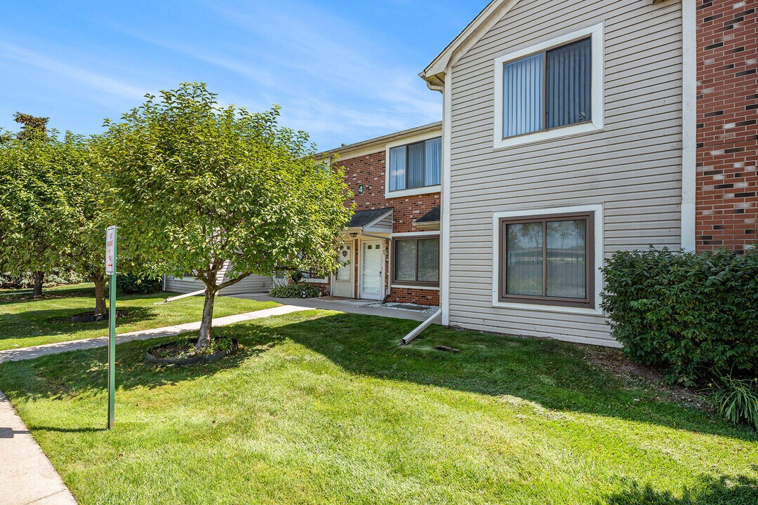 30785 Hidden Pines Ln in Roseville, MI - Building Photo