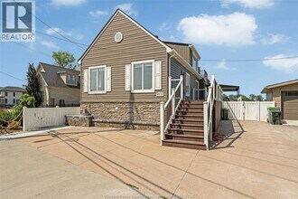 8830 Riverside Dr E in Windsor, ON - Foto de edificio - Building Photo