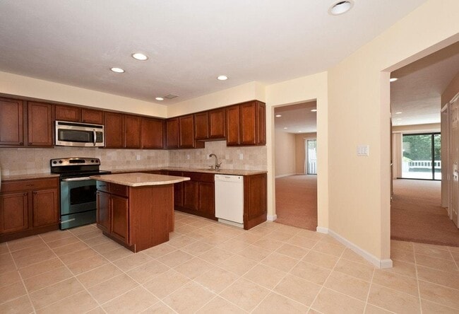 90 Foxwood Dr in Jericho, NY - Building Photo - Building Photo