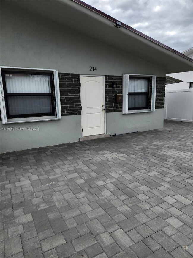 214 NW 57th St-Unit -214 in Oakland Park, FL - Building Photo - Building Photo