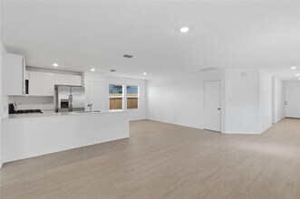 596 Sormonne Lp in Kyle, TX - Building Photo - Building Photo