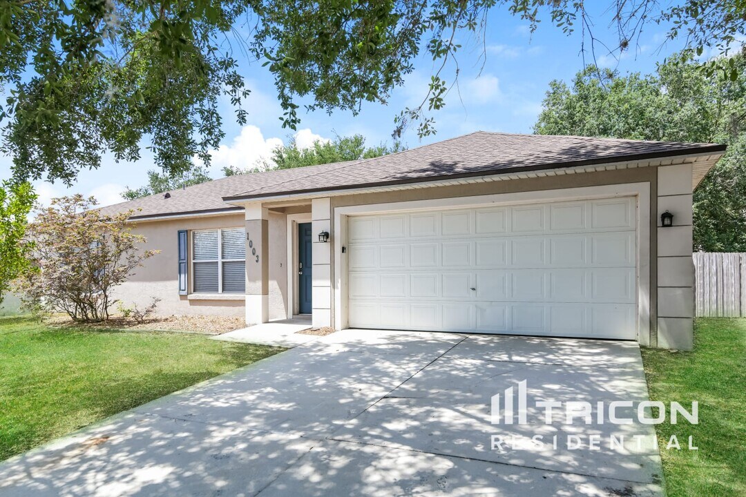 1003 Cherry Laurel St in Minneola, FL - Building Photo