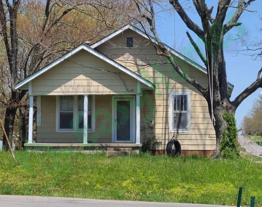 500 W Colp Ave in Pittsburg, IL - Foto de edificio