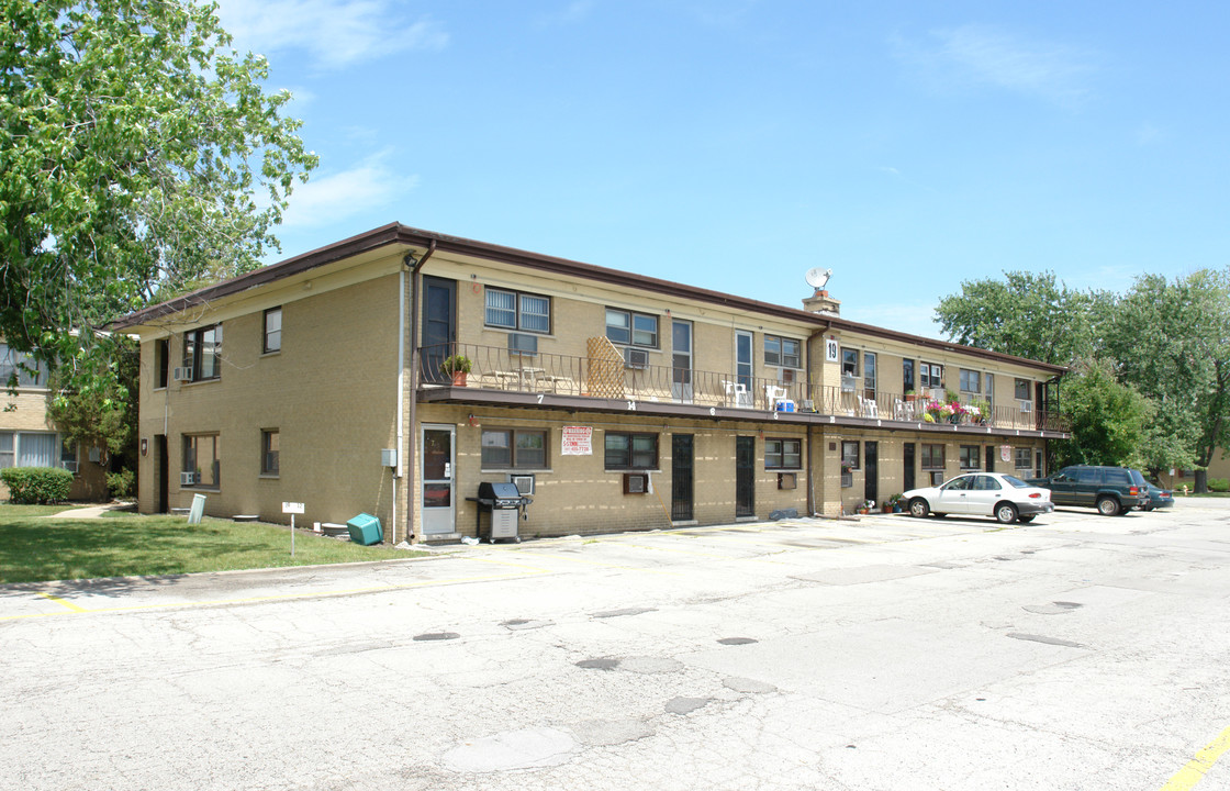 19 King Arthur Ct in Melrose Park, IL - Foto de edificio