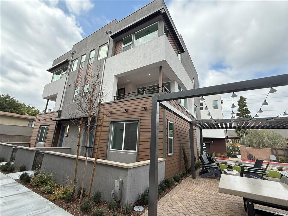 693 S Lyon St in Santa Ana, CA - Building Photo