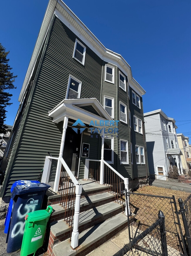 58 Brock St, Unit 2 in Boston, MA - Foto de edificio - Building Photo