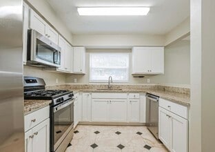 10535 Hollyglen Dr in Houston, TX - Foto de edificio - Building Photo