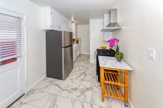 2232 S Carmelina Ave, Unit 2232 in Los Angeles, CA - Building Photo - Building Photo