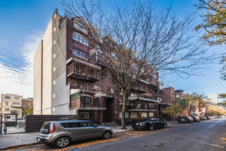 102 S 8th St in Brooklyn, NY - Foto de edificio - Building Photo