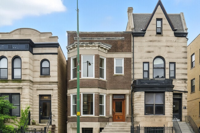 property at 909 W Addison St