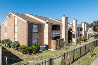 Forum Park Townhomes in Houston, TX - Building Photo - Building Photo