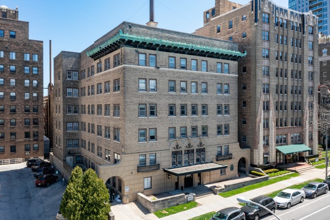 Carlton Apartments in Milwaukee, WI - Building Photo - Building Photo