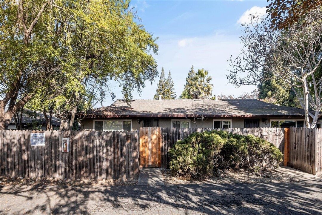 499 Thompson Ave in Mountain View, CA - Building Photo