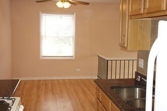 300 Meadow Ct in Vernon Hills, IL - Foto de edificio - Building Photo