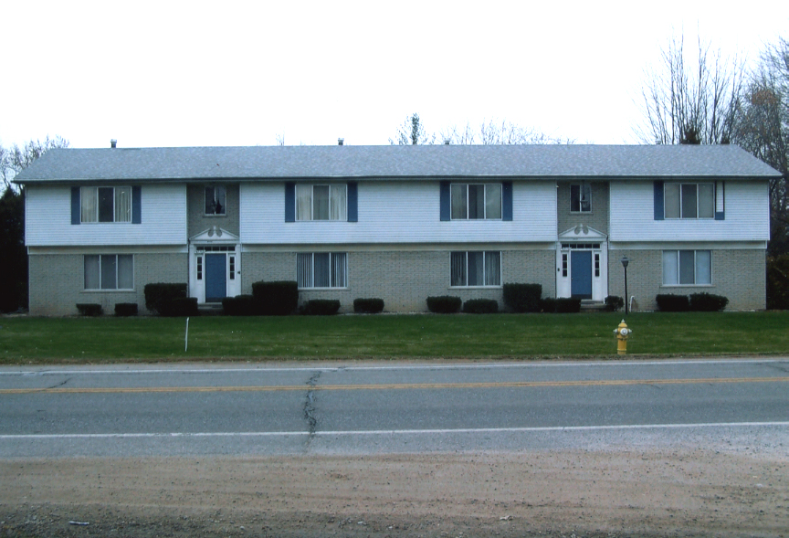 47110 Jefferson Ave in Chesterfield, MI - Foto de edificio