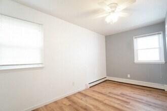 273 Hoover Ave in Bloomfield, NJ - Foto de edificio - Building Photo