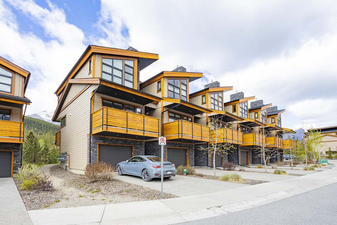 410 Riva Hts in Canmore, AB - Building Photo