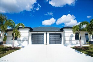 843 Duplex St E, Unit A in Lehigh Acres, FL - Building Photo