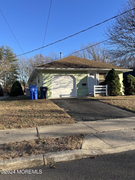 2165 Mt Hood Ln in Toms River, NJ - Building Photo