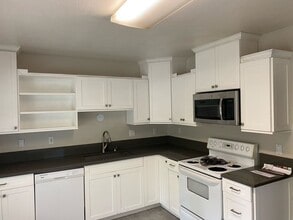 5605 N Bowdoin St in Portland, OR - Building Photo - Building Photo