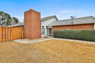 215 Courtyard Ln in Fayetteville, GA - Foto de edificio - Building Photo
