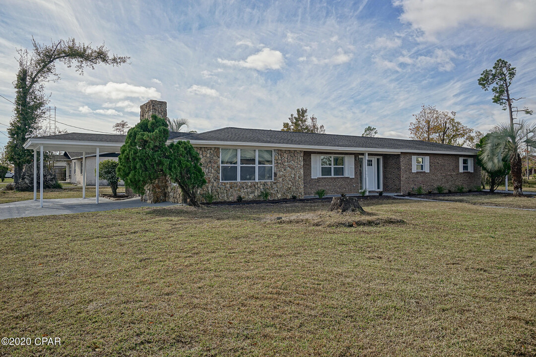 1502 Indiana Ave in Lynn Haven, FL - Foto de edificio