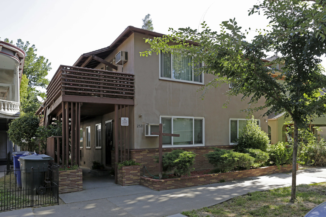 2521 O St in Sacramento, CA - Building Photo