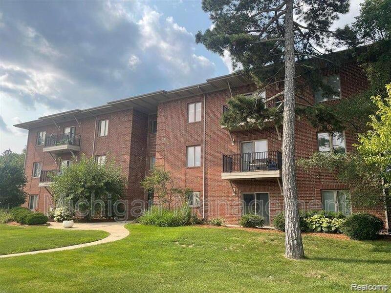 2723 E Maple Rd in Birmingham, MI - Building Photo