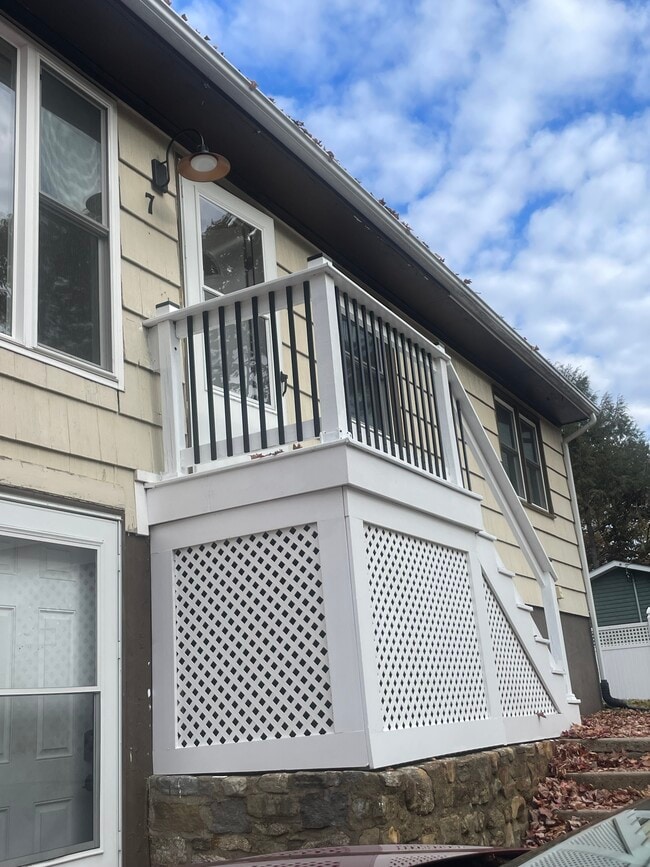 7 Donna Ave in Derby, CT - Foto de edificio - Building Photo