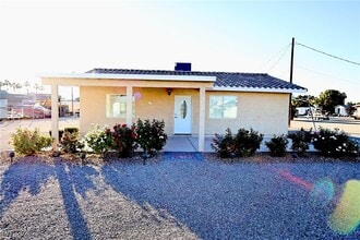 5081 N Pioneer Way in Las Vegas, NV - Building Photo - Building Photo