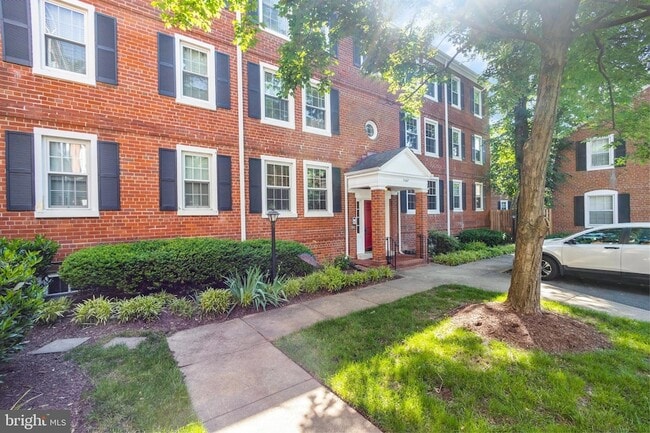3047 S Columbus St, Unit B2 in Arlington, VA - Building Photo - Building Photo