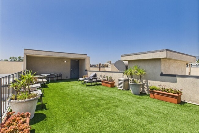 Burton Square in Los Angeles, CA - Building Photo - Building Photo