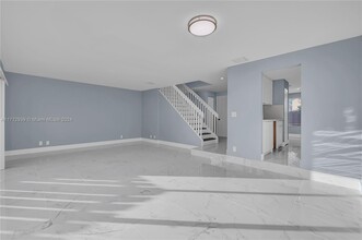 8211 NW 8th St in Plantation, FL - Foto de edificio - Building Photo
