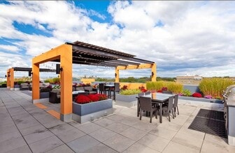 1038 John F. Kennedy Blvd in Bayonne, NJ - Foto de edificio - Building Photo