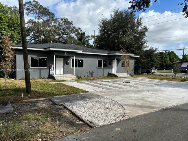 125 NE 184th Terrace, Unit 125 in Miami, FL - Building Photo - Building Photo