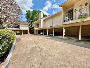 2211 S Kirkwood Rd in Houston, TX - Building Photo - Building Photo