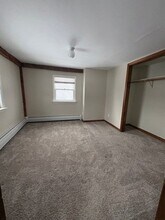 23 Maple St, Unit B in Pepperell, MA - Foto de edificio - Building Photo