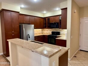 1574 Silver Shadow Dr in Thousand Oaks, CA - Foto de edificio - Building Photo