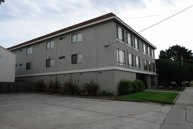 1090 Mission Rd in South San Francisco, CA - Foto de edificio - Building Photo