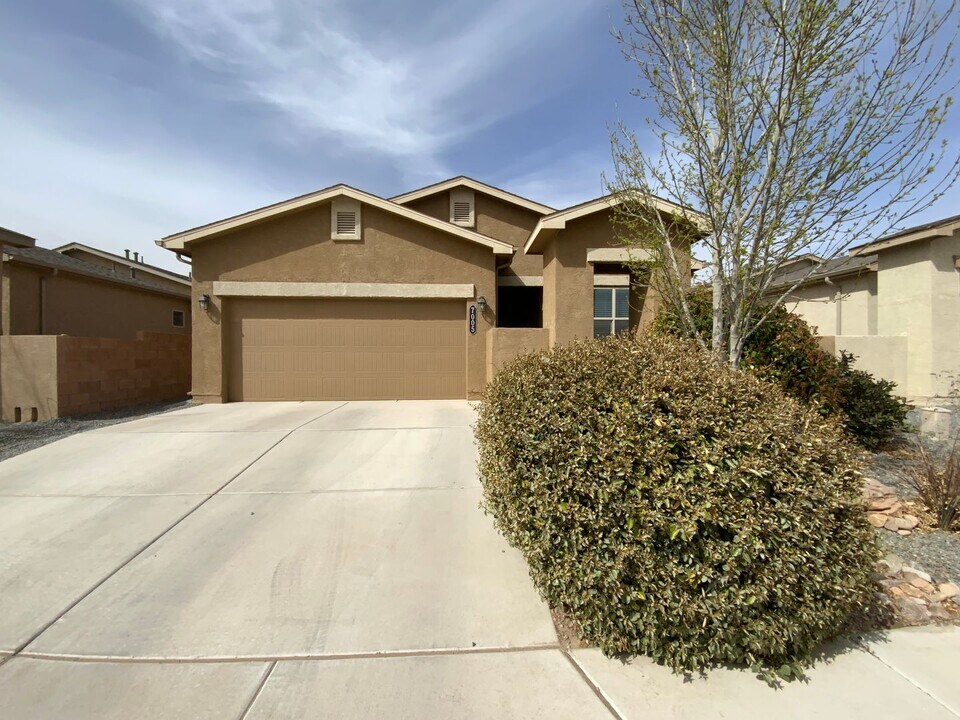 7005 Silver Moon Rd in Albuquerque, NM - Building Photo