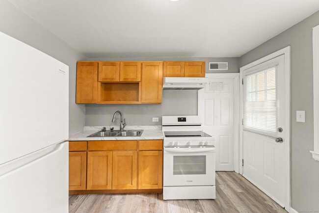 101 Cannon Rd in East Hartford, CT - Foto de edificio - Building Photo